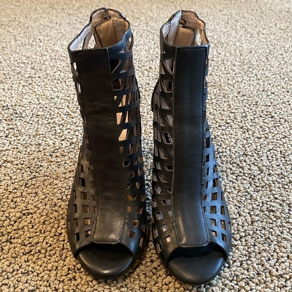 GILI Black Opened Toed Heels Size 6 in Like New Condition - Picture 1 of 8